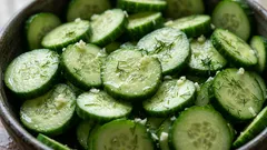 Krispiga, lätt saltade gurkor i påse